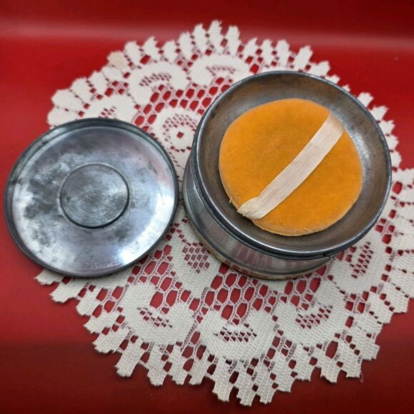 Vintage Musical Powder Box Puff  Round Aluminum Vanity Works ! - Picture 11 of 11